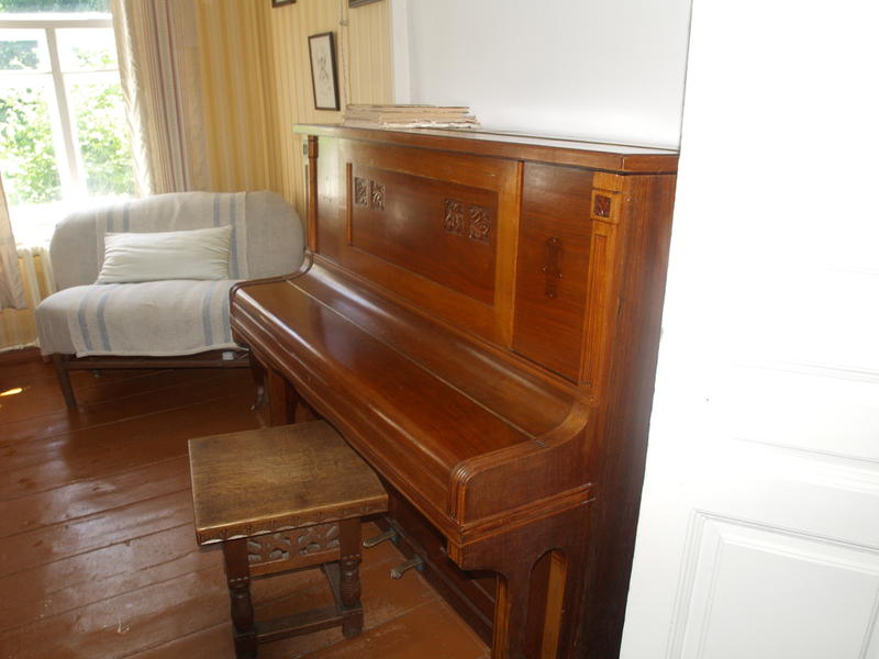 Фортепиано в гостинной‐столовой
